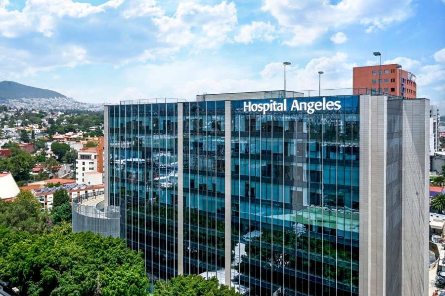 Fachada moderna del Hospital Ángeles Pedregal con su característico vidrio azul, en el sur de la Ciudad de México.